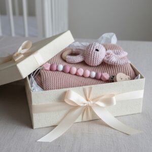 Alternative view of Pierwsza Miękkość Zestaw Prezentowy – kocyk, grzechotka i zawieszka do smoczka