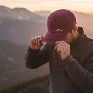 Alternative view of Szczytowa Klasyka – czapka z daszkiem z motywem górskim